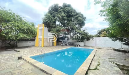 Casa à venda no Centro de Irará-BA: 3 quartos, 1 suíte, 1 sala, 2 banheiros, 4 vagas de garagem, 400m² de área