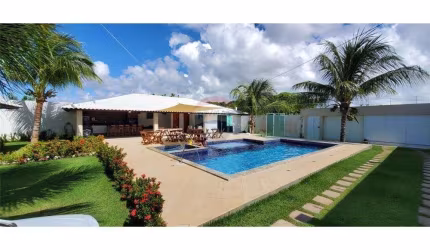 Casa Duplex à Venda com 7 Quartos, Sendo 6 Suítes no Pavimento Superior e 1 Quarto no Térreo, Ideal para Família Grande