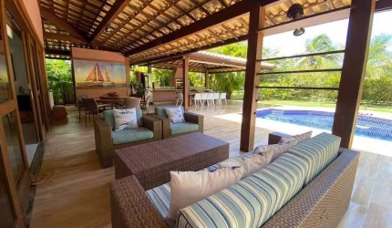 Casa de luxo em condomínio na Praia do Forte, Mata de São João-BA: 4 quartos, 4 suítes, 2 salas, 7 banheiros e 4 vagas de garagem, 400m².
