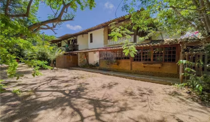 Oportunidade Única! Casa Duplex com 4 Apartamentos, Piscina e 6 Vagas – Praia do Forte, Mata de São João