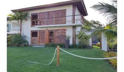 Aluguel de casa de luxo em Guarajuba, Camaçari-BA: 4 quartos, 4 suítes, 6 banheiros e 4 vagas na garagem!