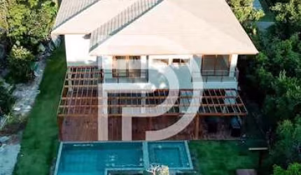 Luxuosa casa à venda no condomínio Praia Bella, Praia do Forte, com 6 suítes e acesso direto à prai