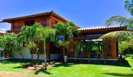 Casa de Alto Padrão com 5 Suítes à Beira-Mar no Condomínio das Acácias – Praia do Forte
