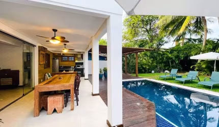Casa venda e para locação em Praia do Forte, Mata de São João-BA: 6 quartos, 6 suítes, 1 sala, 8 banheiros, 4 vagas de garagem, 256m².