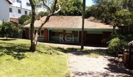 Casa para Venda - 244m², 2 dormitórios, 4 vagas - Teresópolis