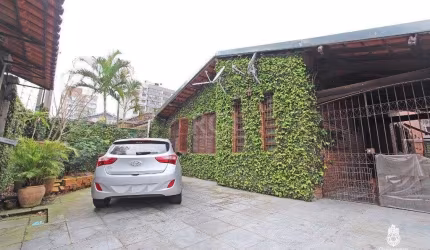 Casa para Venda - 381m², 3 dormitórios, sendo 1 suites, 4 vagas - Tristeza