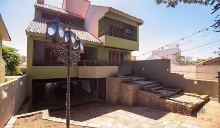 Casa para Venda - 443m², 3 dormitórios, 4 vagas - Alto Petrópolis