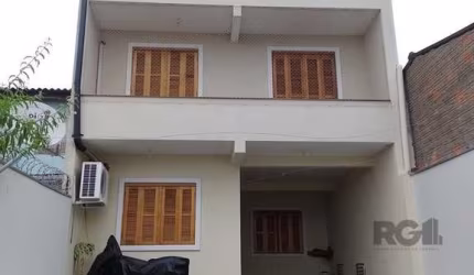 Casa com 3 quartos, 4 vagas de garagem, salão de festa, sacada 198m² no bairro Rubem Berta, Porto Alegre/RS