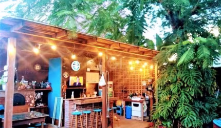 Casa com 233m², 2 dormitórios sendo 1 suíte, living com lareira, espaço gourmet com churrasqueira, pátio e 2 vagas de garagem no bairro Sarandi