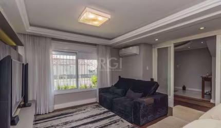 Casa à venda - 230m², 4 quartos, sendo 2 suítes, churrasqueira, piscina e 03 vagas de garagem