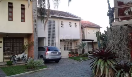 Excelente casa em condominío de 350m² com 03 dormitórios sendo 02 suítes.