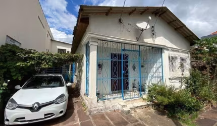 Ampla casa de 180m² com 2 dormitórios e churrasqueira.