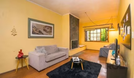 Excelente casa de 354m² com 5 dormitórios e 8 vagas.