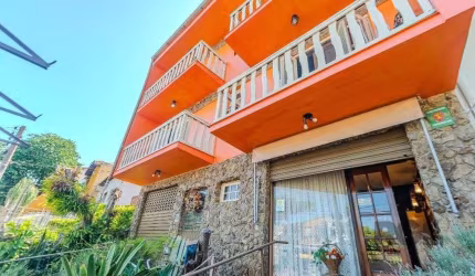Prédio de 328m² - 4 dormitórios, 2 vagas no bairro Chácara das Pedras