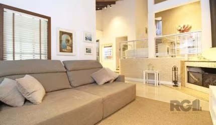 Casa 245m² - 3 dormitórios, 4 vagas no bairro Cavalhada