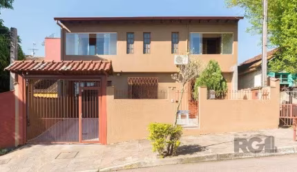 Casa de 4 quartos com 265m², no bairro Cavalhada