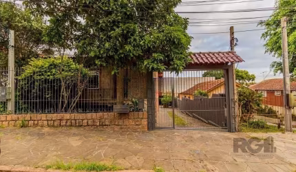 Casa de 4 dormitórios no bairro Espírito Santo