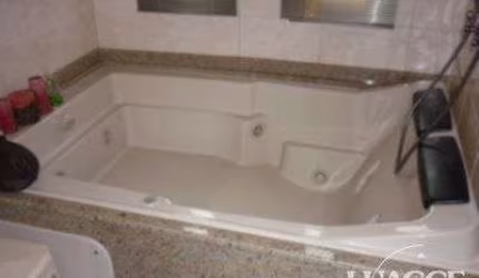 casa com 4 dormitórios, sendo uma suíte , e 530 area privativa