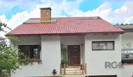 Casa para Venda - 350m², 5 dormitórios, sendo 1 suite, 6vagas - Cristal