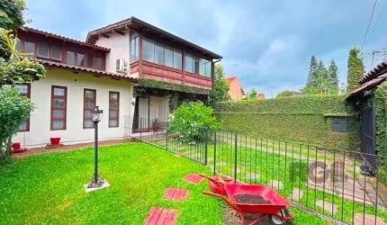 Casa para Venda - 235.64m², 3 dormitórios, sendo 1 suites, 3 vagas - Guarujá