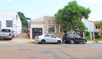 Casa em Porto Alegre, no bairro Medianeira, com 5 dormitório(s), e 5 banheiros, à venda.