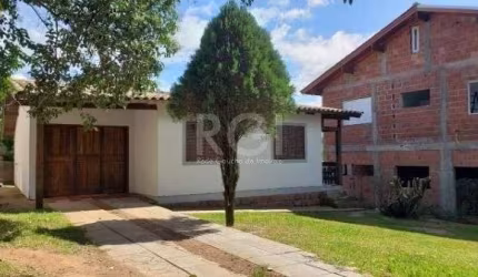 Casa em Porto Alegre, no bairro Hípica, com 2 dormitório(s), e 2 banheiros, à venda.