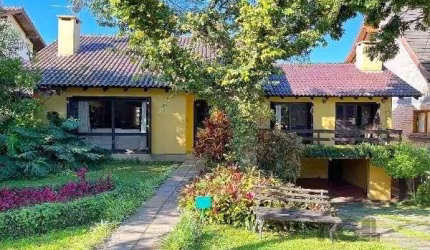 Casa Condominio em Porto Alegre, no bairro Cavalhada, com 4 dormitório(s), e 4 banheiros, à venda.