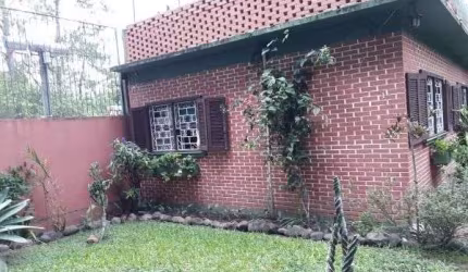 Casa em Porto Alegre, no bairro Pedra Redonda, com 2 dormitório(s), e 2 banheiros, à venda.