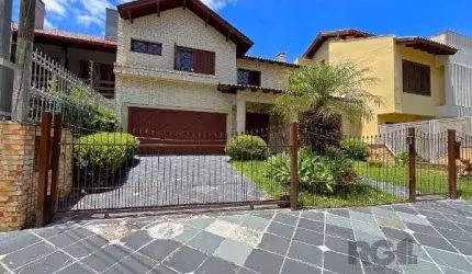 Casa em Porto Alegre, no bairro Ipanema, com 3 dormitório(s), e 3 banheiros, à venda.