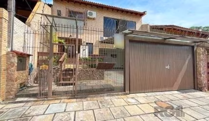 Casa em Porto Alegre, no bairro Ipanema, com 4 dormitório(s), e 4 banheiros, à venda.