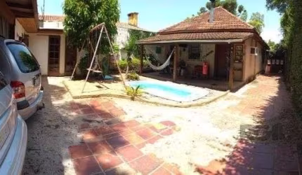 Casa em Porto Alegre, no bairro Guarujá, com 2 dormitório(s), e 2 banheiros, à venda.