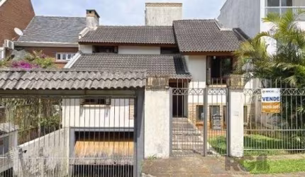 Casa em Porto Alegre, no bairro Ipanema, com 3 dormitório(s), à venda.