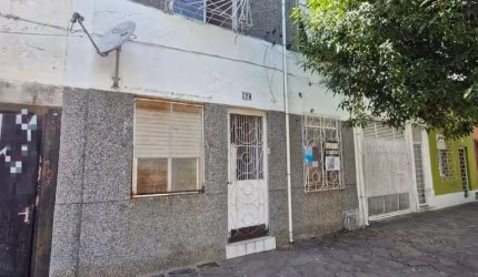 Residência no Bairro Azenha, com quatro dormitórios
