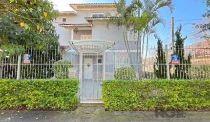 Casa em Porto Alegre, no bairro Espírito Santo, com 3 dormitório(s), e 3 banheiros, à venda.