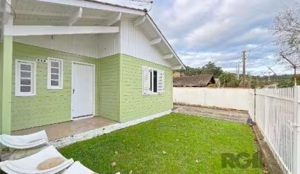 Casa em Porto Alegre, no bairro Guarujá, com 2 dormitório(s), e 2 banheiros, à venda.