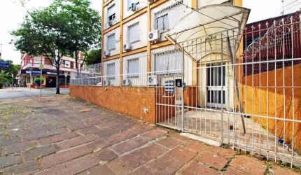Apartamento de 2 (dois) dormitórios, com excelente localização, no Bairro Petrópolis. Amplo living, cozinha e área de serviço, banho social.