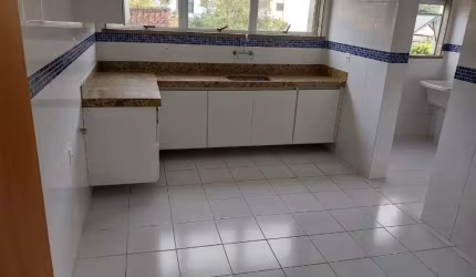 Excelente três quartos com suite e varanda.