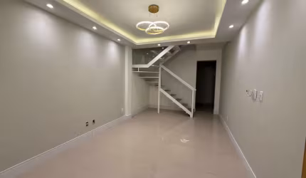 Linda casa de condomínio totalmente reformada.