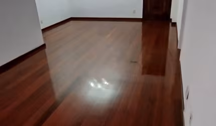 Excelente dois quartos com dependência.