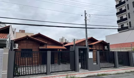 Casa para Locação em Itajaí, Centro, 2 dormitórios, 1 banheiro, 1 vaga