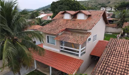 Casa duplex com cinco dormitórios em condominio fechado.
