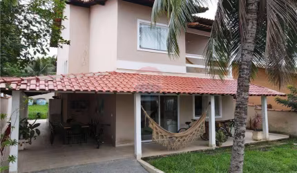Casa duplex com cinco dormitórios em condominio fechado.