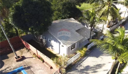 Casa de dois dormitórios e banheiro em condomínio fechado.