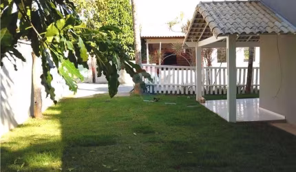 Casa de dois dormitórios e banheiro em condomínio fechado.