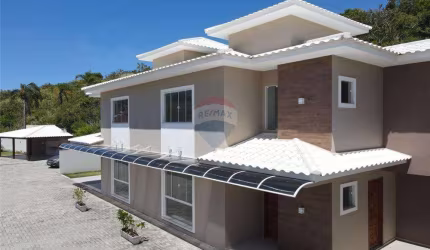 Casa com dois dormitórios com banheiro.