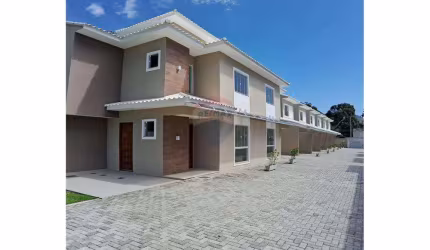 Casa com dois dormitórios com banheiro.