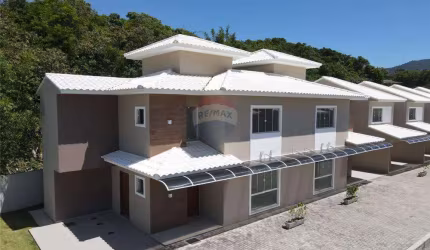 Casa com dois dormitórios com banheiro.