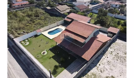 Casa no Jardim Atlântico Leste com cinco dormitórios,piscina e amplo quintal.