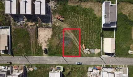 Terreno plano dentro de condomínio fechado.