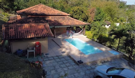 Sítio com três dormitórios e piscina em Saquarema.